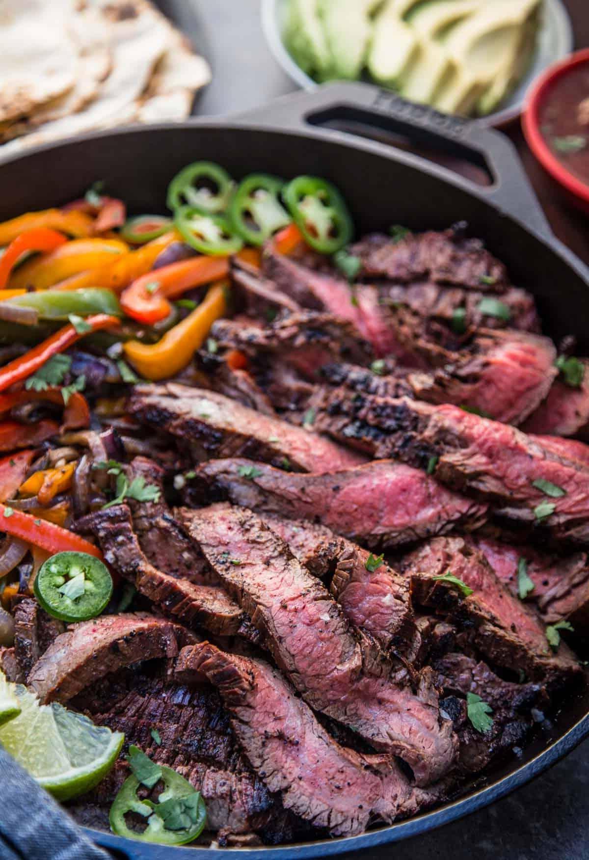 Fajitas di manzo in una padella di ghisa.