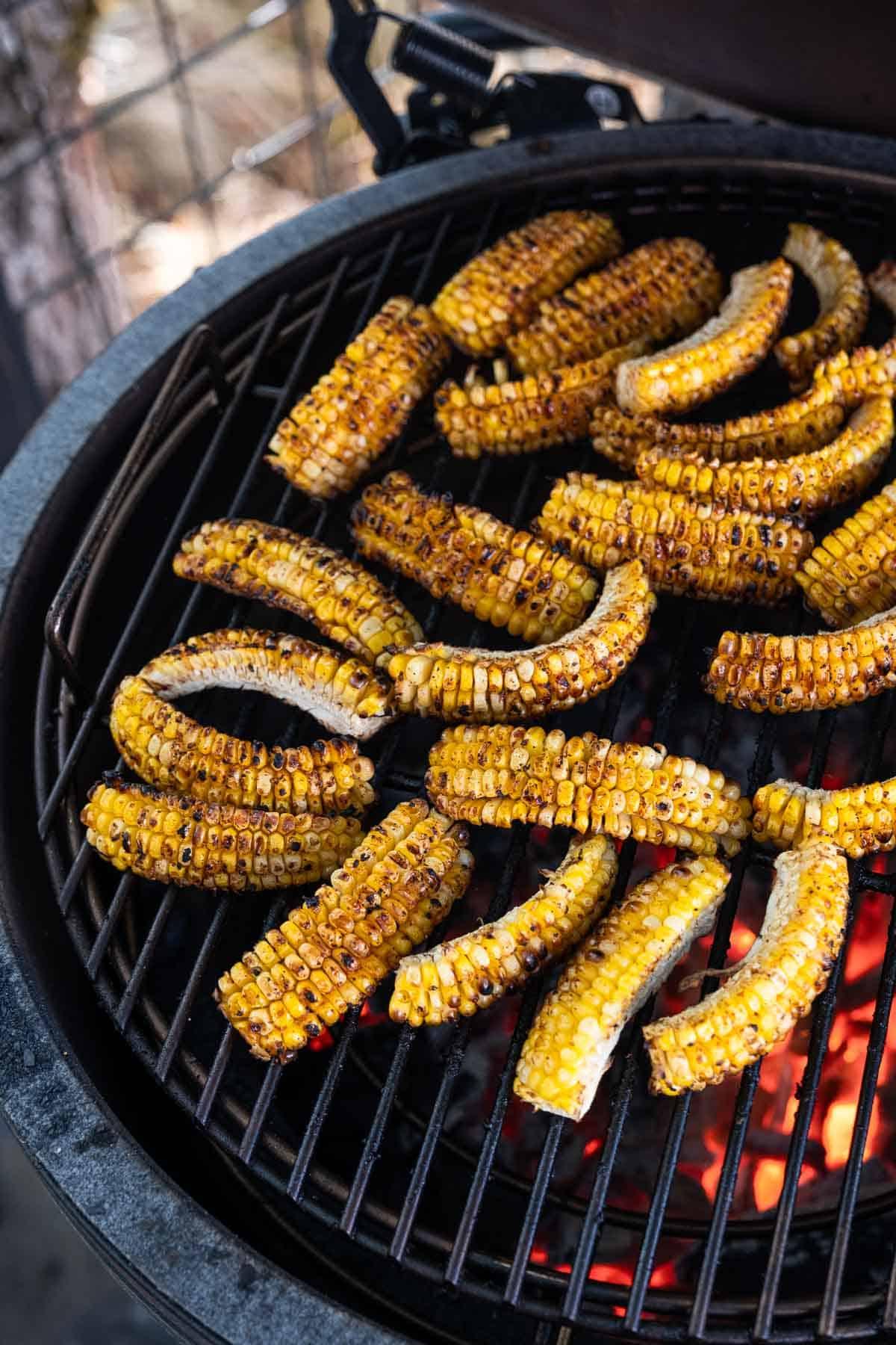 Ricetta Facile di Costine di Mais 16 Costine di mais grigliate girate e che finiscono su un Big Green Egg.