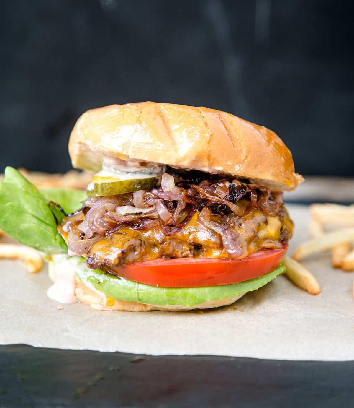 33 Ricette per il 4 Luglio per l'Affumicatore o la Griglia 16 Un burger smash grigliato