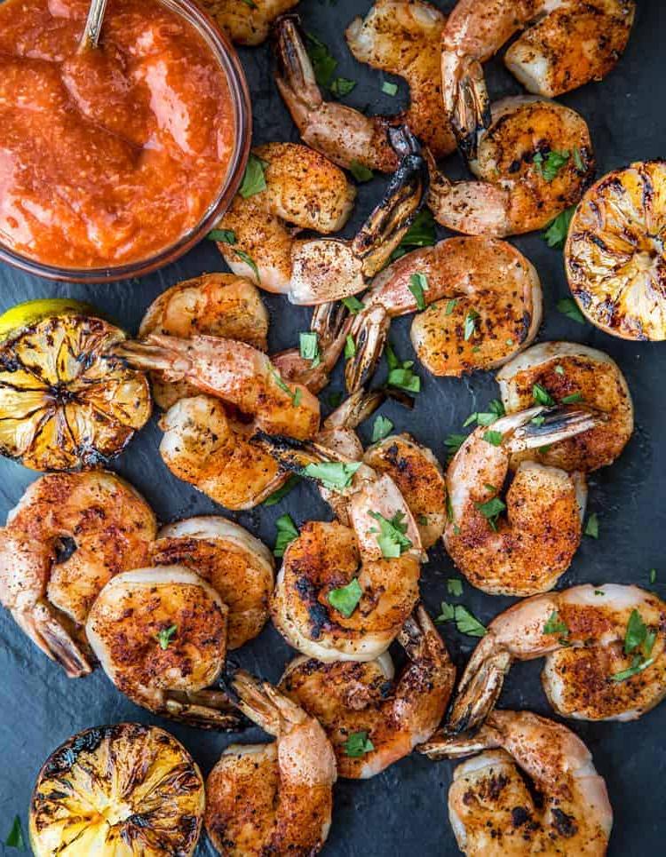 Cocktail di Gamberi Grigliati servito con una Salsa Cocktail Piccante alla Sriracha