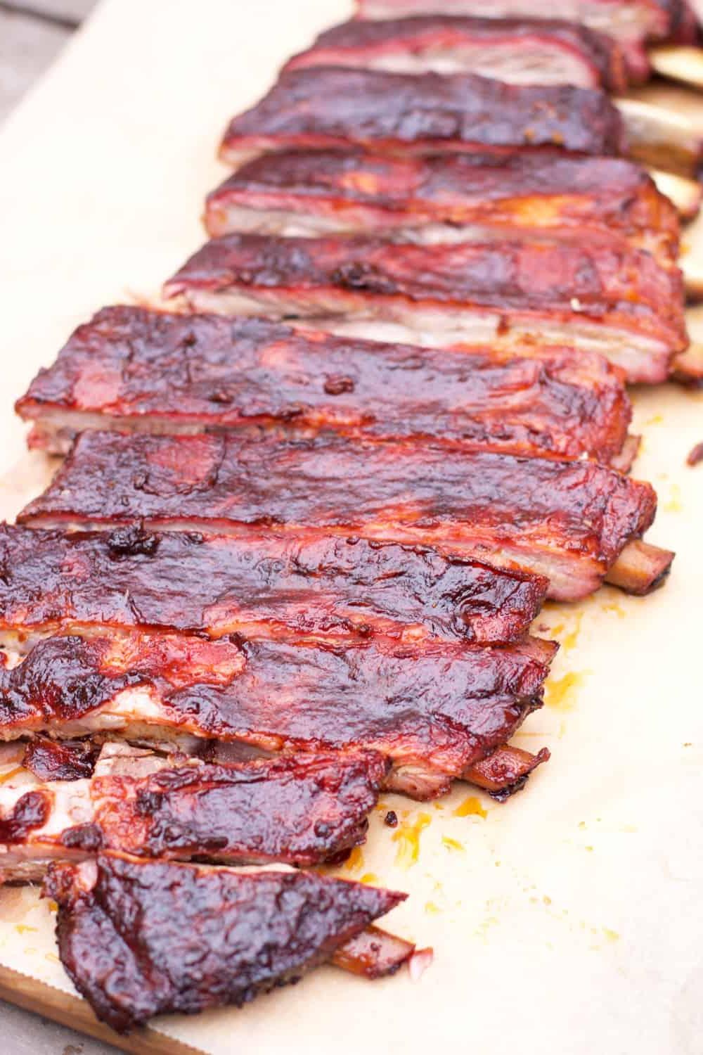 Migliori Tecniche e Ricette di Barbecue da Padroneggiare 17 Costine di maiale affumicate con metodo 3-2-1