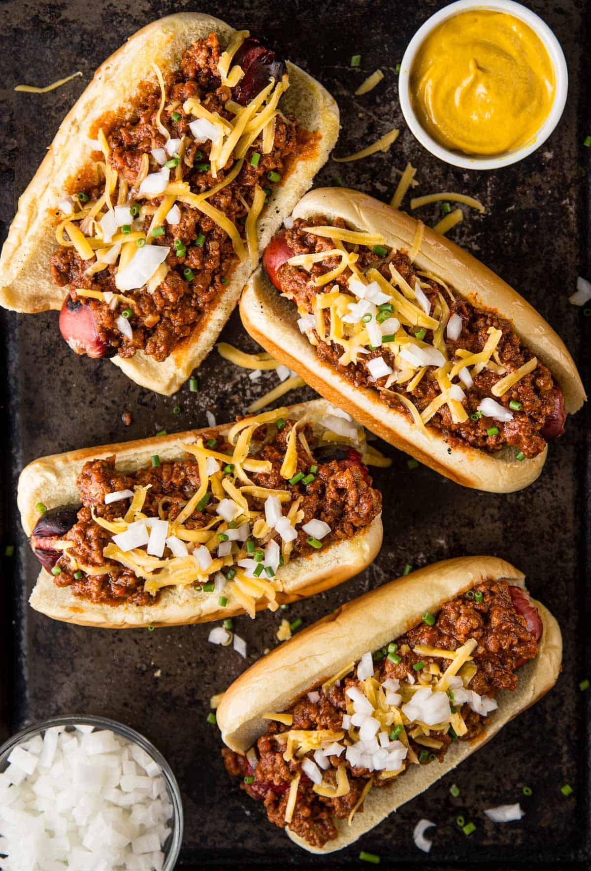 33 Ricette per il 4 Luglio per l'Affumicatore o la Griglia 17 4 Chili Dogs su una teglia