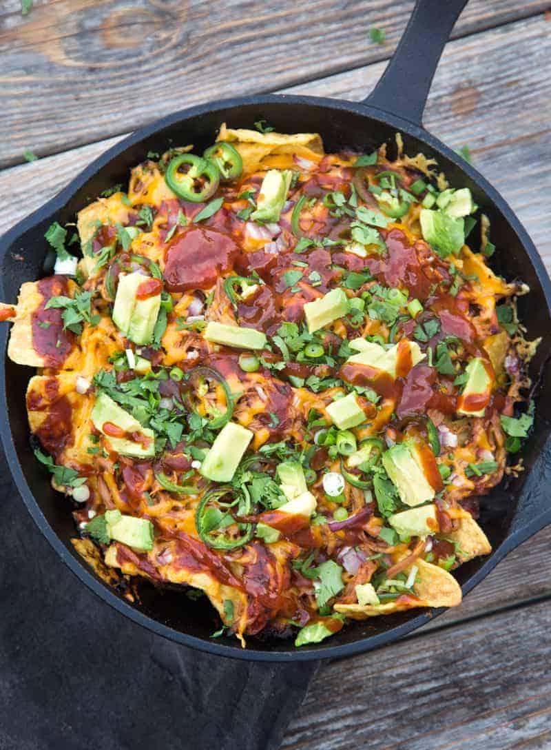 Ricette per il Cinco de Mayo per la Griglia o l'Affumicatore 18 Nachos di Maiale Sfilacciato Affumicato in Padella di Ghisa