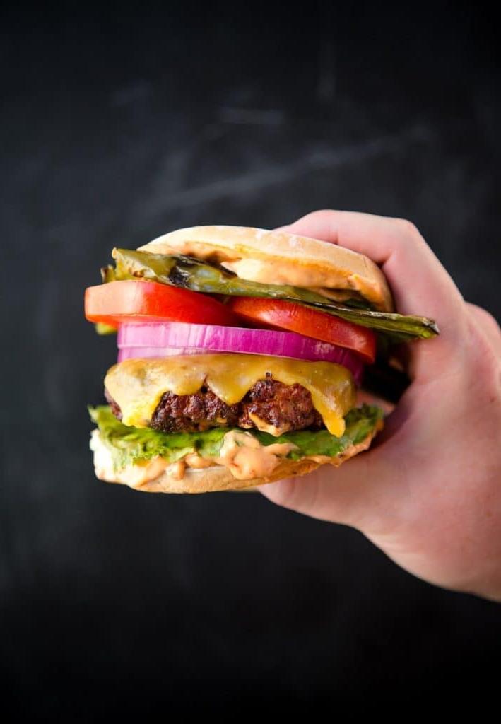 Ricette per il Cinco de Mayo per la Griglia o l'Affumicatore 19 Hamburger Messicano e Panino in Mano