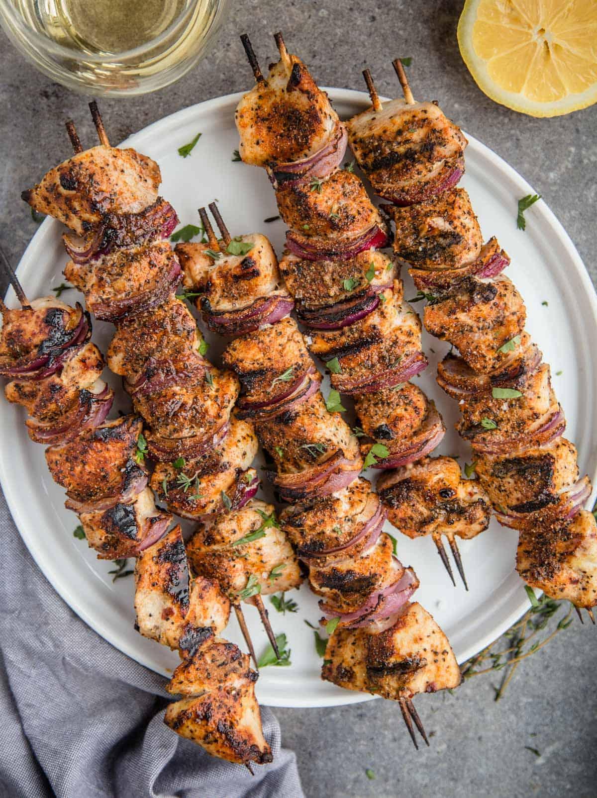 33 Ricette per il 4 Luglio per l'Affumicatore o la Griglia 19 Spiedini di pollo marinati alla griglia