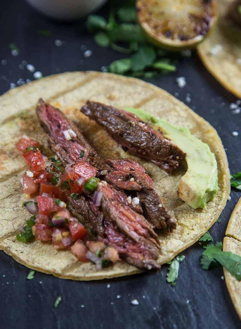 Tacos di Carne Asada con bistecca in primo piano.