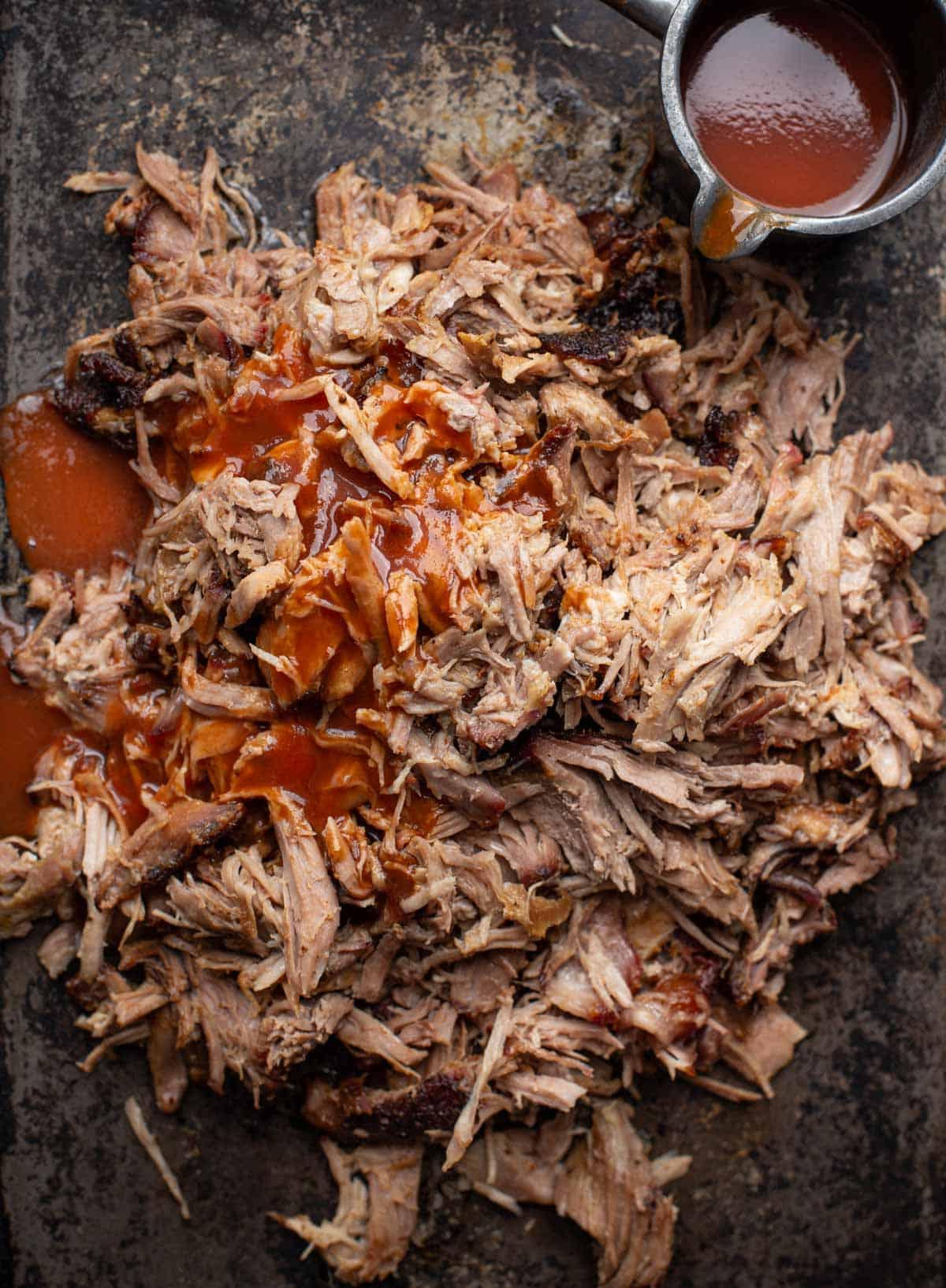 Migliori Tecniche e Ricette di Barbecue da Padroneggiare 20 Pulled pork su una teglia con salsa