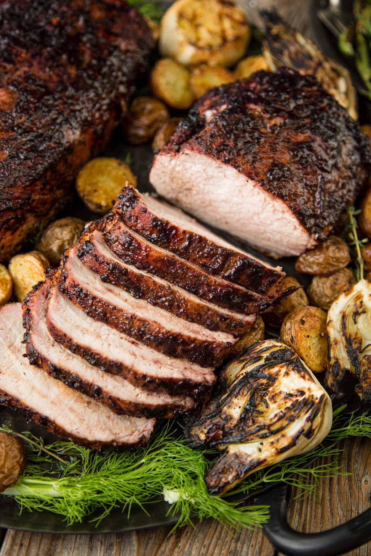 33 Ricette per il 4 Luglio per l'Affumicatore o la Griglia 20 Fette di lonza di maiale grigliata su un piatto con patate arrostite
