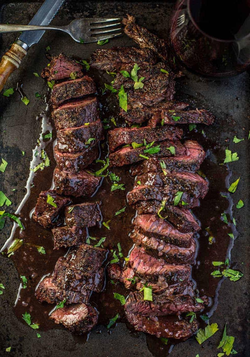 Fette di Hanger Steak su un piatto.