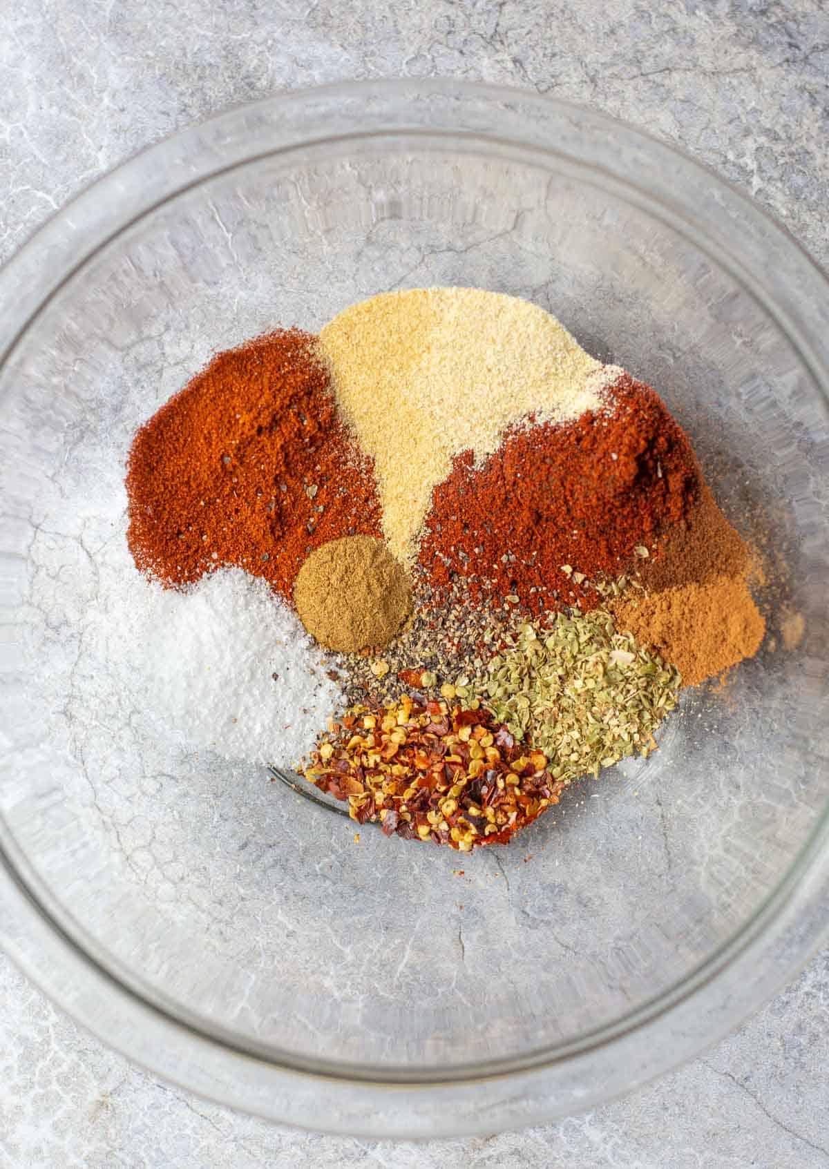 Ricetta di Chorizo Vegetariano con Cavolfiore 3 Condimenti per Chorizo in una ciotola.