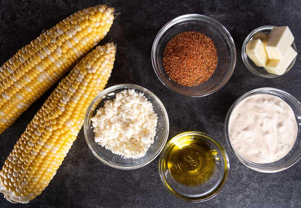 Ricetta Facile di Costine di Mais 3 Ingredienti per Costine di Mais e salsa per costine di mais su un vassoio