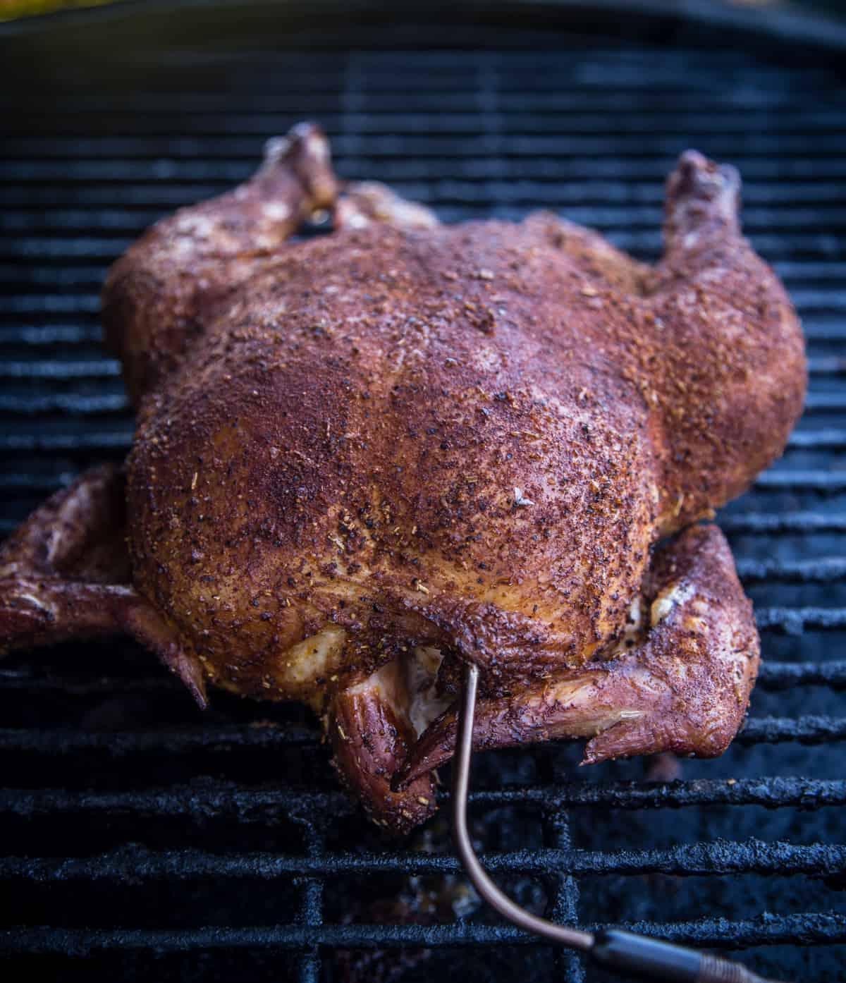 Ricetta Chili di Pollo Affumicato Facile 3 Un pollo intero in cottura su un affumicatore, pronto per diventare un delizioso chili.