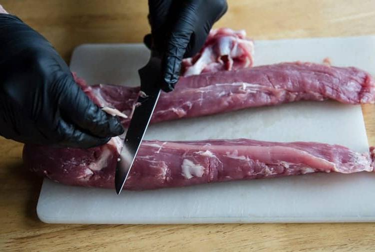 Filetto di Maiale Affumicato con Salsa Affumicata di More al Bourbon 3 Rimuovere la silver skin da un filetto di maiale con un coltello affilato