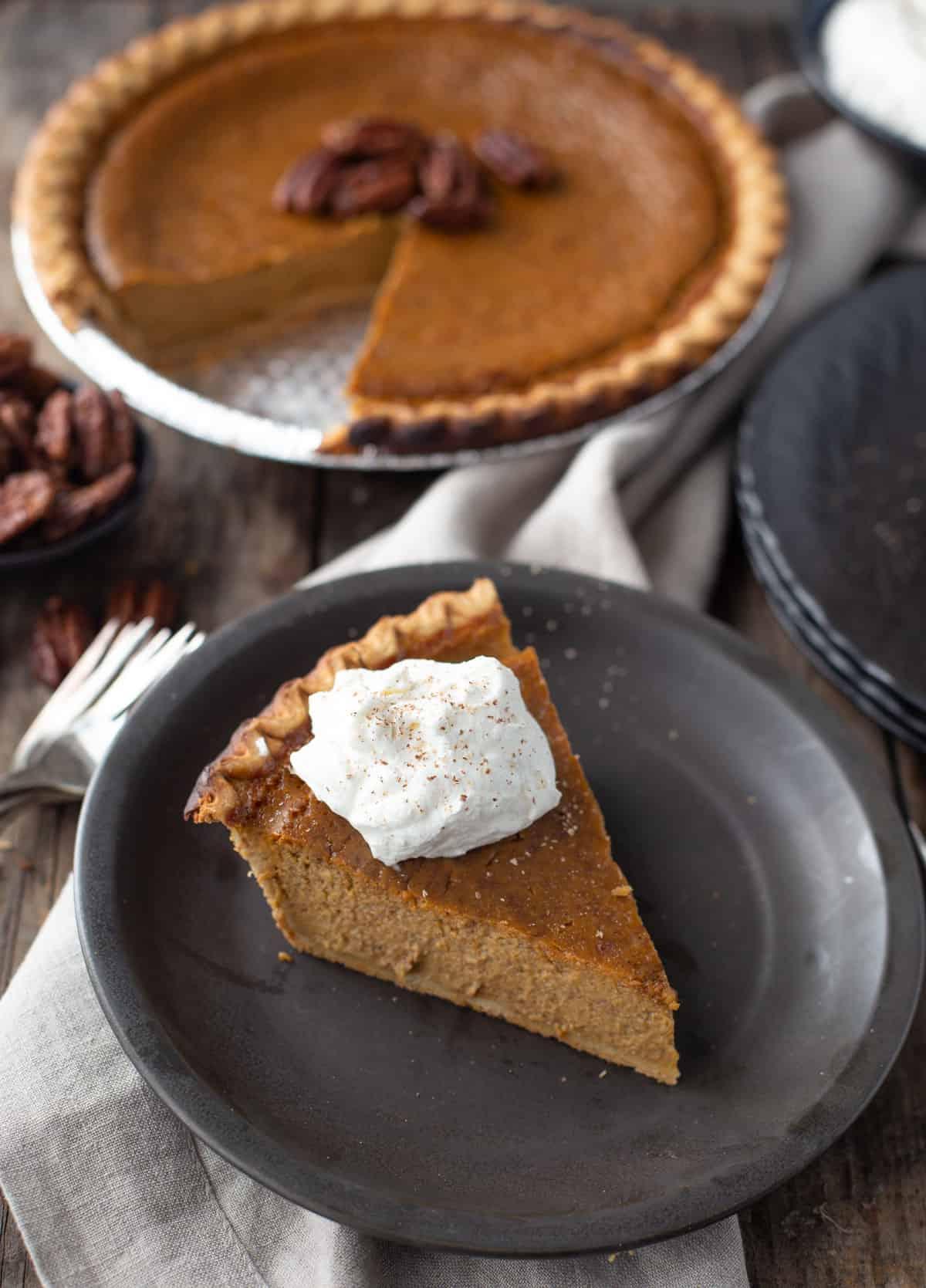 Torta di Zucca Grigliata con Noci Pecan Candite 3 Una fetta di torta di zucca grigliata su un piatto nero