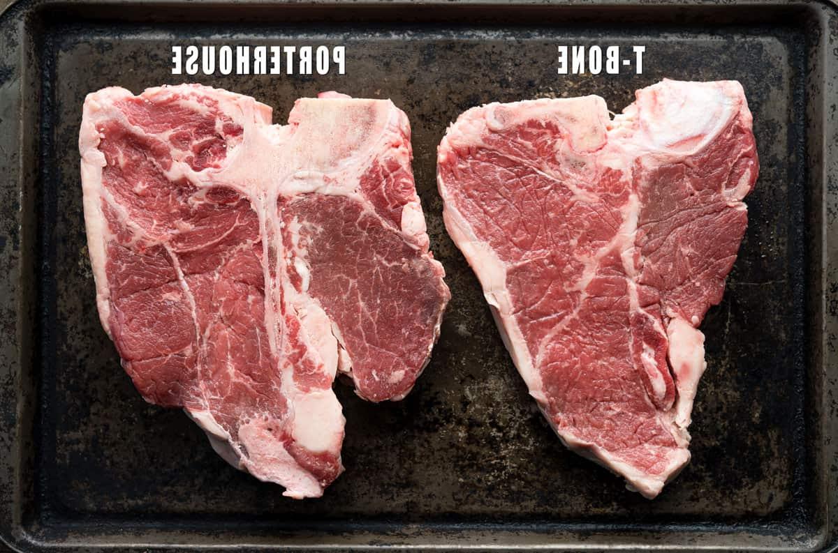 Bistecca Porterhouse Alla Griglia – Cottura Inversa 3 Una bistecca T-bone cruda e una bistecca Porterhouse cruda su un piatto con una sovrapposizione di testo che indica la differenza tra le due bistecche.