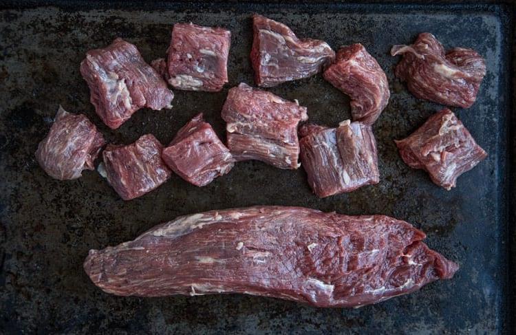 Spiedini di Manzo con Chimichurri al Jalapeño e Prezzemolo 3 Teres Major, un intero e uno tagliato a cubetti per spiedini