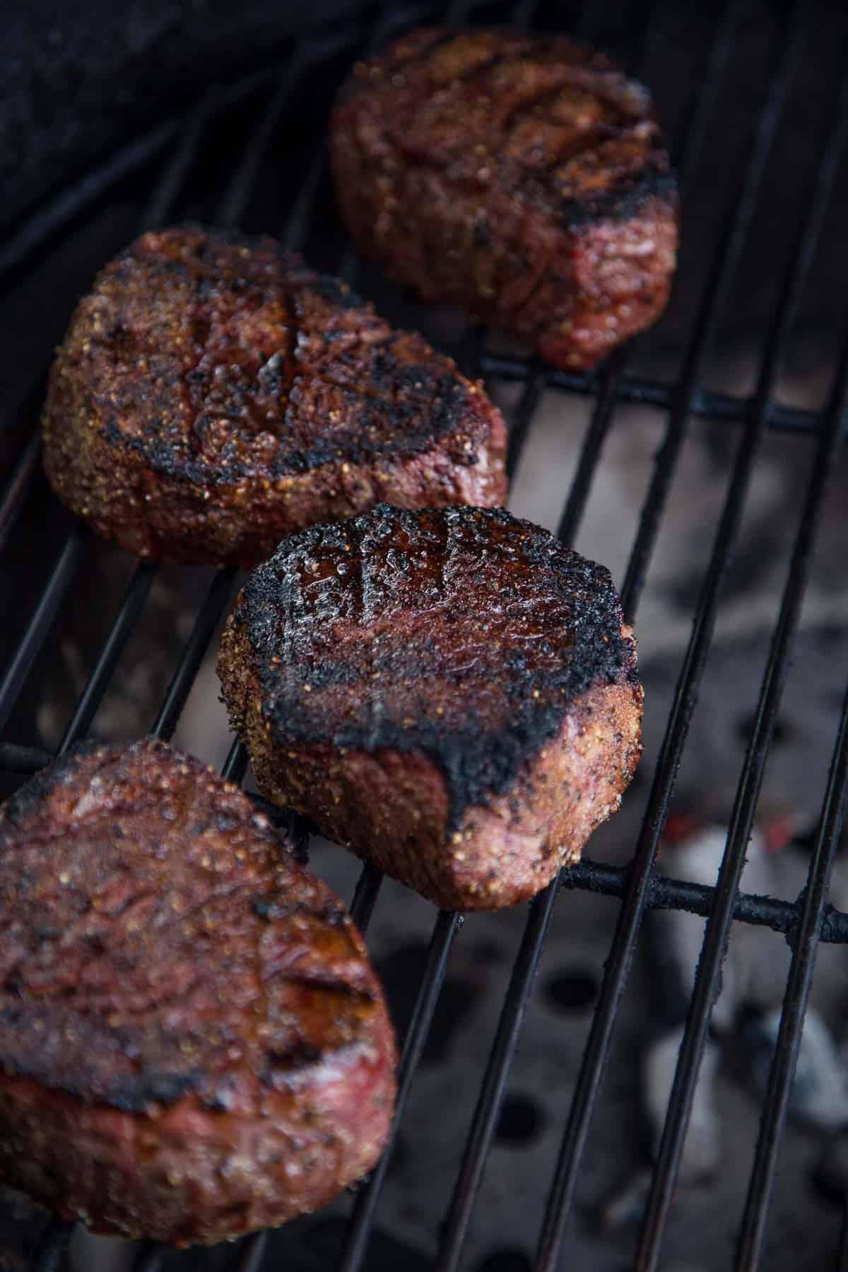 **Filetto di Manzo alla Griglia con Salsa ai Funghi e Burro Nocciola** 3 Quattro filetti mignon che cuociono sulla griglia.