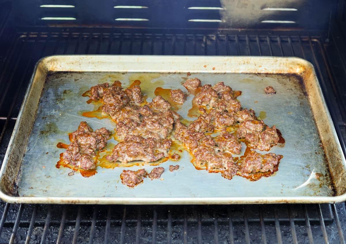 Cucinare il manzo macinato in un affumicatore