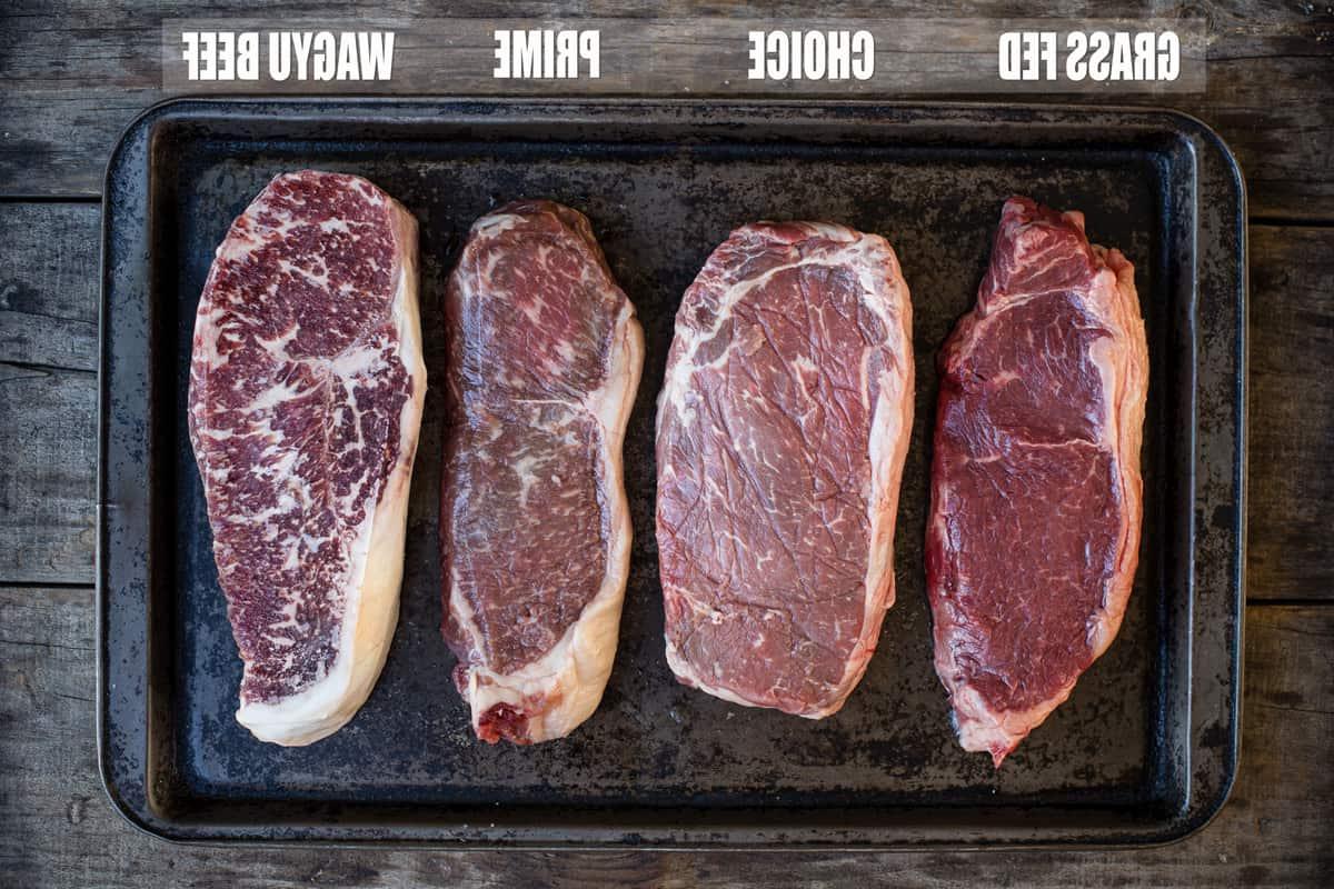 Choice vs Prime – Qual è la qualità migliore per grigliare e affumicare? 3 Foto sfumata di filetto di New York Grass-fed (a sinistra), poi Choice, poi Prime, poi Wagyu.