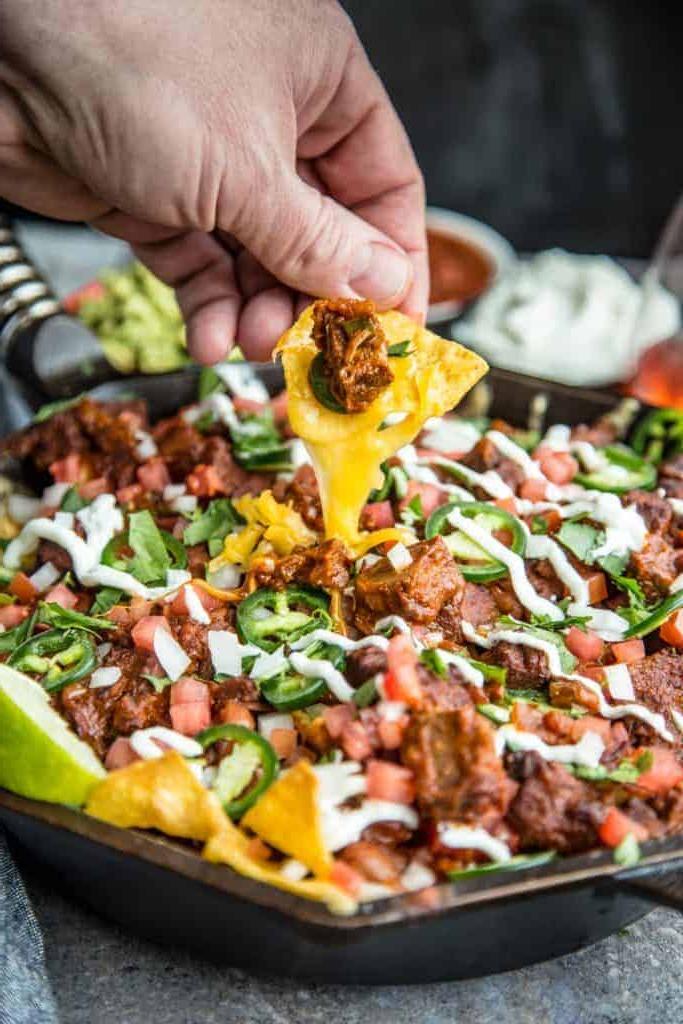 Nachos di Brisket di Manzo Affumicato (perfetti per il brisket avanzato) 3 Un grande piatto di Nachos di Brisket