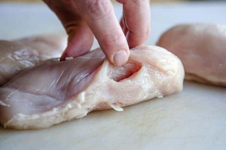 Petto di pollo farcito alla Buffalo alla griglia 3 Taglio di un petto di pollo per farcitura