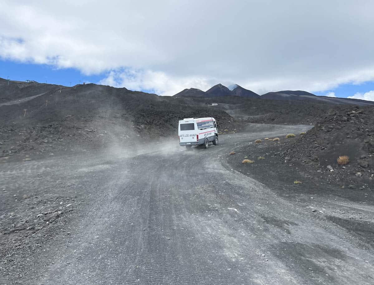 La visita alla cima dell'Etna (recensione) 3 Guida alla cima dell'Etna su un bus turistico 4x4