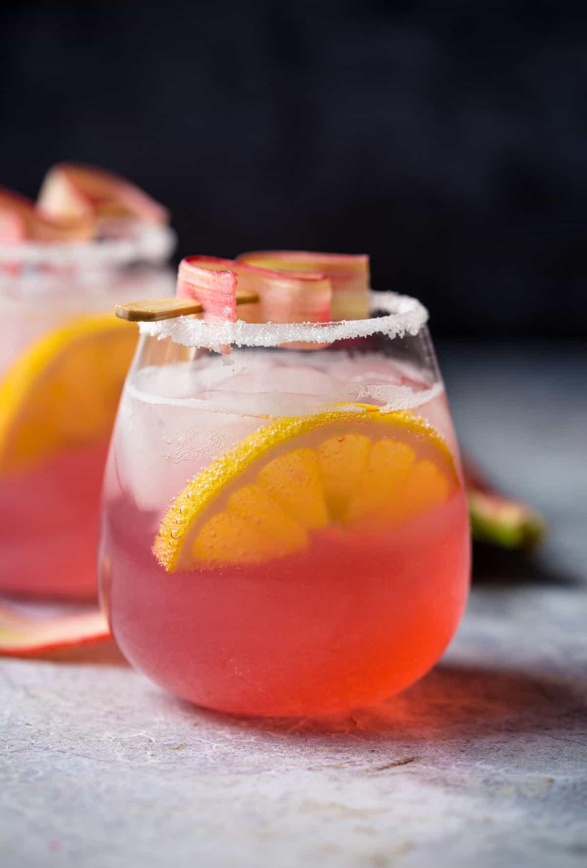 Rinfrescante Cocktail al Rabarbaro e Fizz al Limone 3 Un cocktail con sciroppo semplice al rabarbaro, limone e acqua frizzante preparato con cura