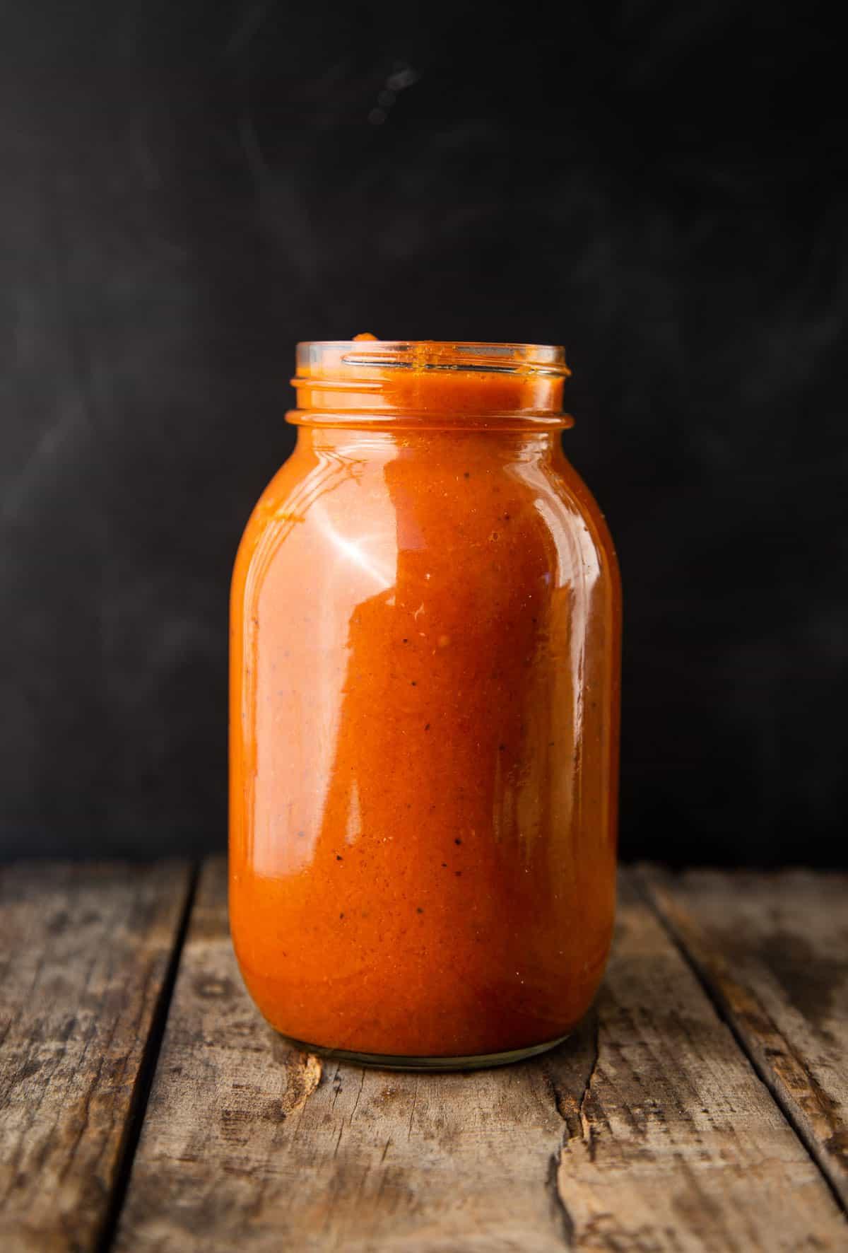 Salsa Marinara di Pomodoro Affumicato 3 Un barattolo di vetro con salsa di pomodoro affumicato