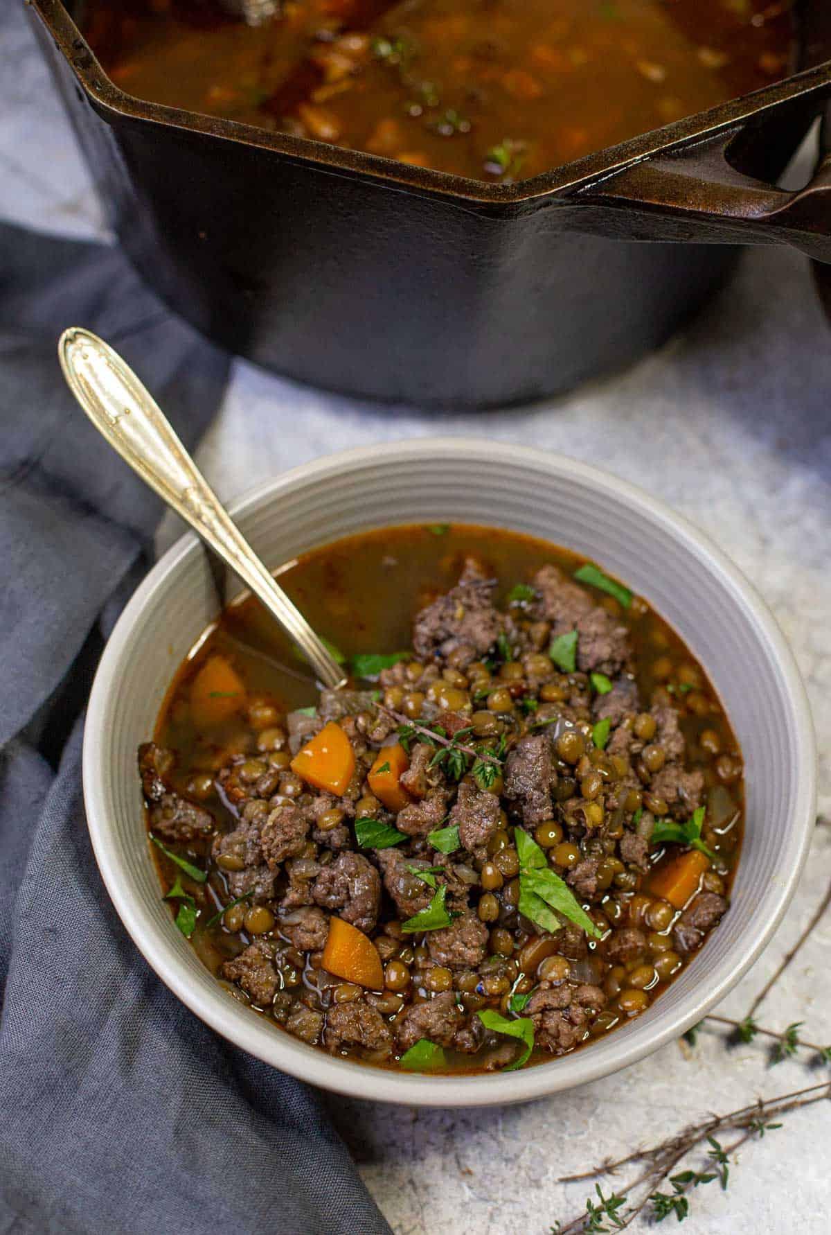 Zuppa di salsiccia affumicata e lenticchie 3 Una ciotola di zuppa di lenticchie e salsiccia affumicata