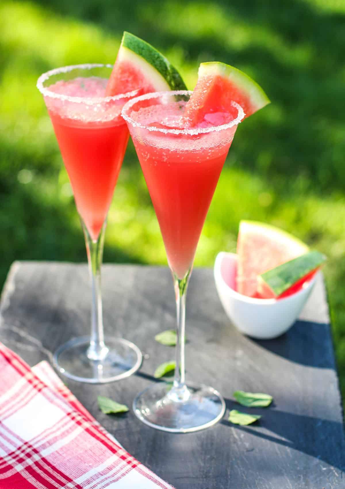 33 Ricette per il 4 Luglio per l'Affumicatore o la Griglia 3 Un cocktail all'anguria su un tavolo all'aperto