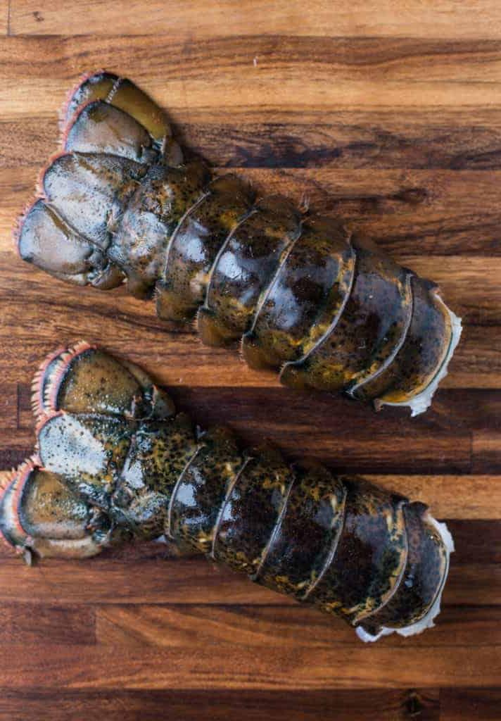 Code di Astice Grigliate con Burro al Peperoncino Rosso e alle Erbe 3 Code di astice crude preparate