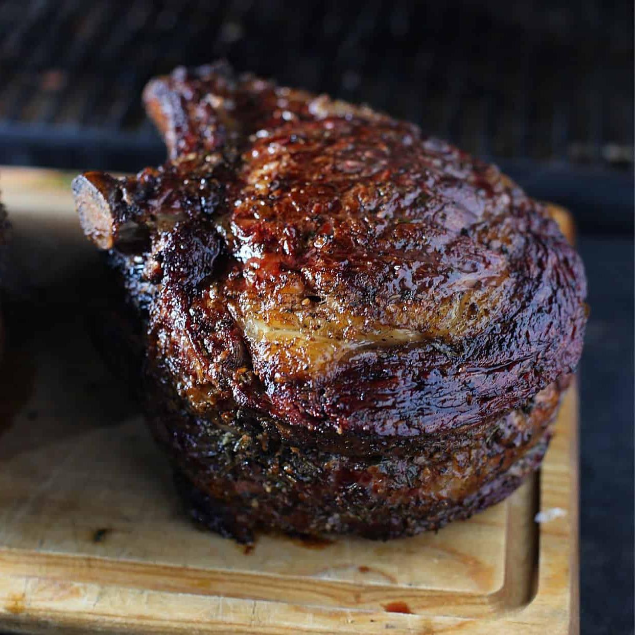 Perfetto Prime Rib Affumicato su un tagliere