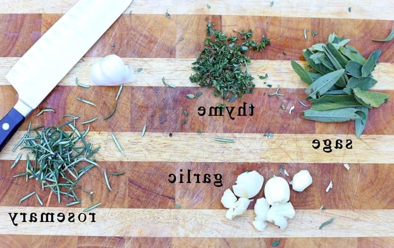 La Migliore Costata di Manzo Affumicata (Ricetta + Video) 3 Ingredienti per una pasta di erbe su un tagliere.