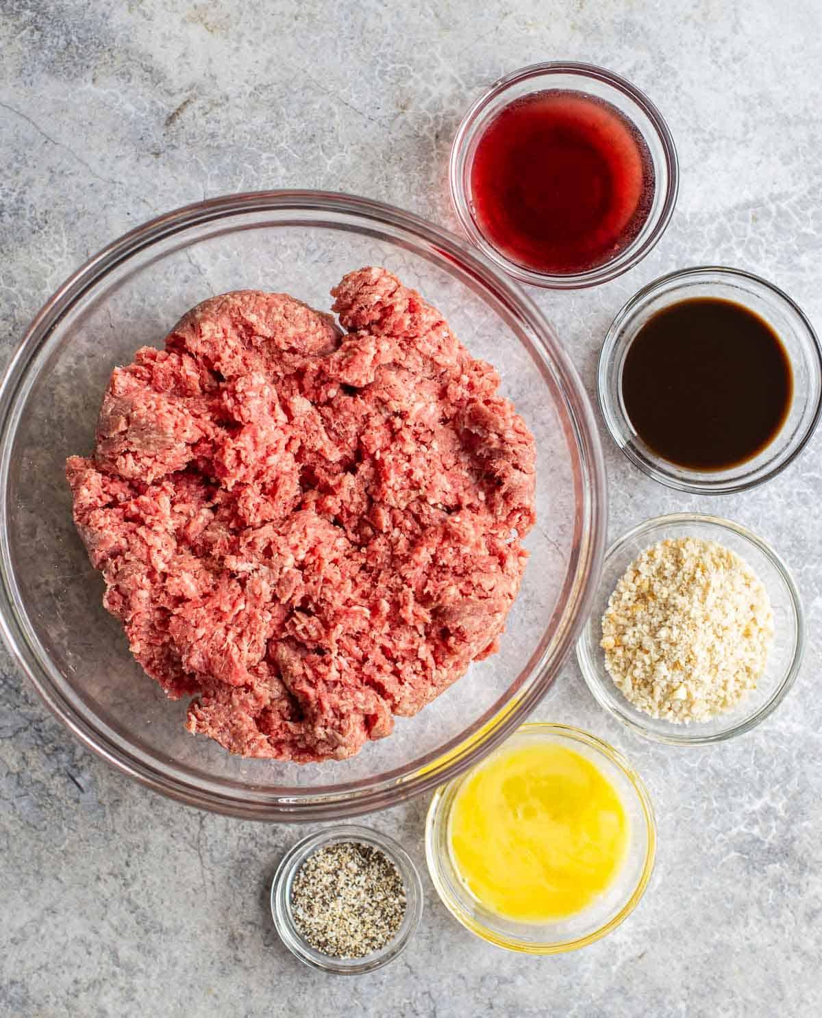 Ingredienti per Polpette BBQ con salsa BBQ al vino rosso su un bancone