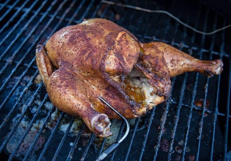 Facili mini-panini con pollo sfilacciato affumicato al BBQ — E come affumicare il pollo! 3 Un pollo intero da arrosto cotto su un affumicatore