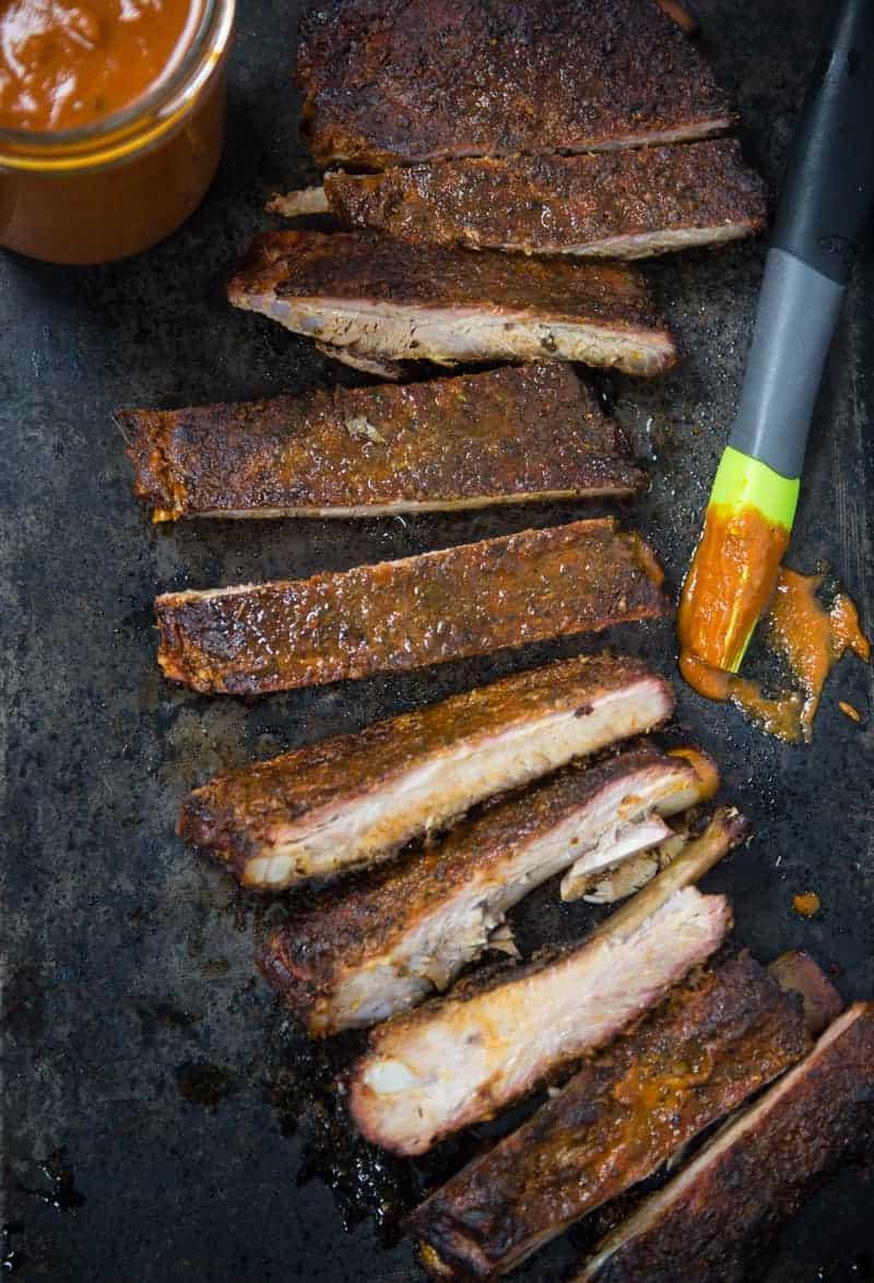 Costine di maiale affumicate Keto su un piatto