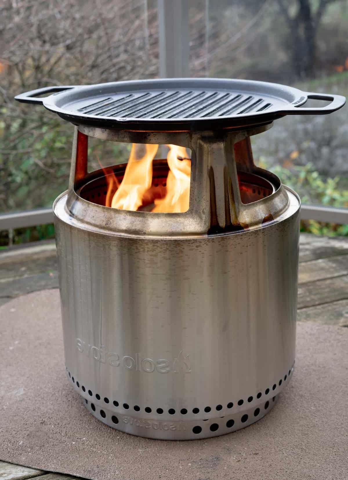 Come Usare e Montare il Solo Stove Bonfire e l'Hub Grill 3 Solo Stove Hub e Griglia configurati.