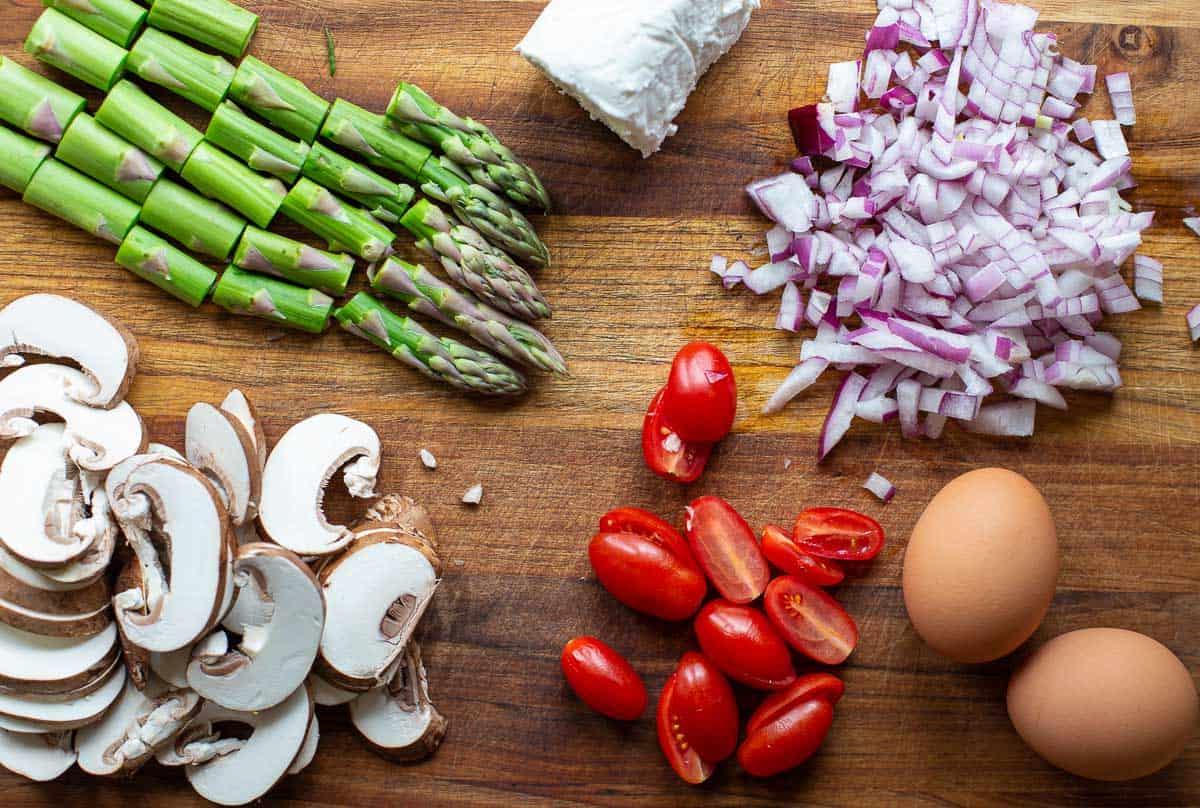 Frittata di Verdure – Cotta alla Griglia 3 Ingredienti per la frittata di verdure su un tagliere