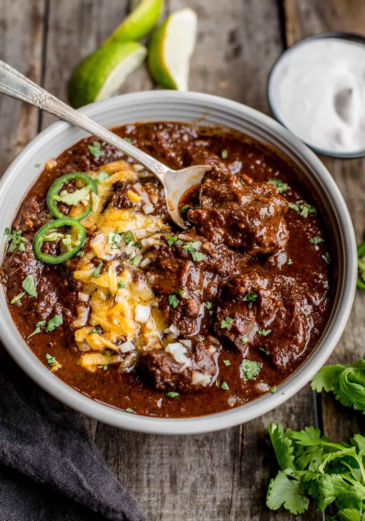 Autentica Ricetta del Chili Texano – (Senza Fagioli) 3 Una ciotola piena di chili guarnito con formaggio e jalapeños