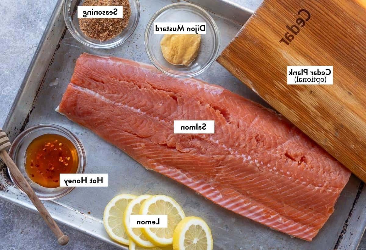 Salmone Grigliato al Miele Piccante 3 Ingredienti per Salmone al Miele Piccante su un vassoio, etichettati.