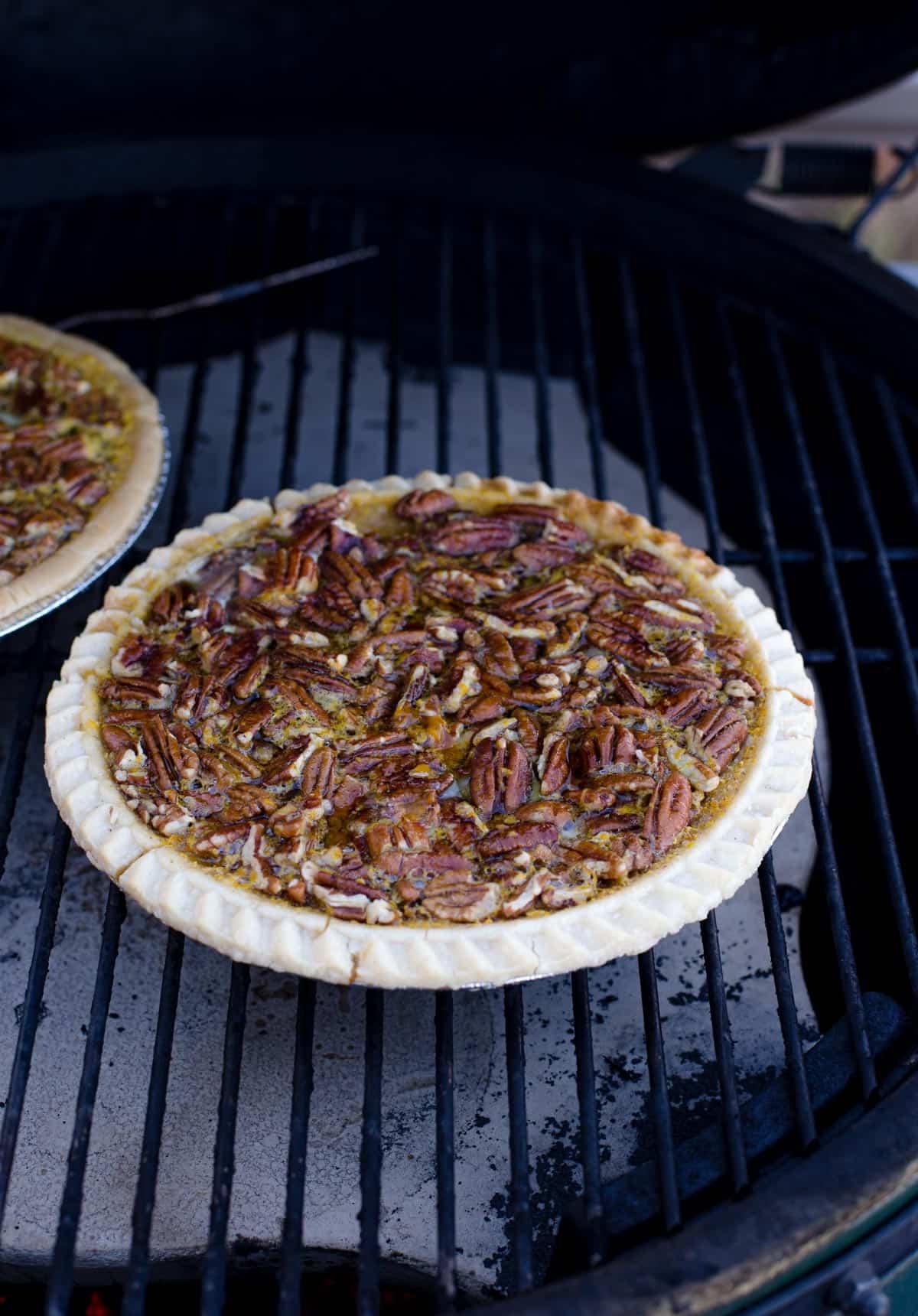 Ricetta Torta Pecan Grigliata con Sciroppo d'Acero e Bourbon 3 Una torta di noci pecan in cottura sulla griglia