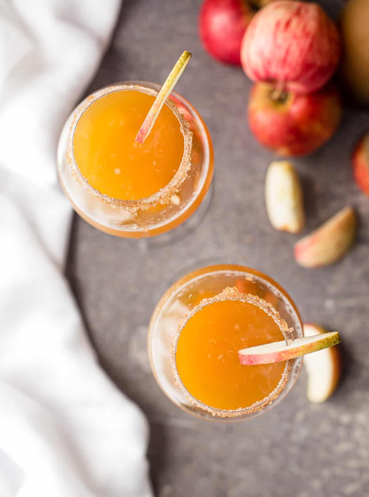 Mimosa al Sidro di Mele – Il Cocktail Perfetto al Sidro di Mele 3 Una vista dall'alto di due mimose al sidro di mele