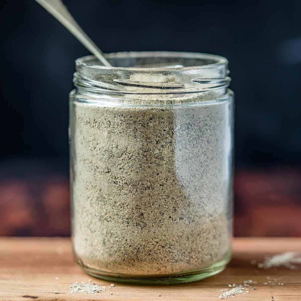 Mix di spezie secche per Bistecche e Manzo in un barattolo di vetro.