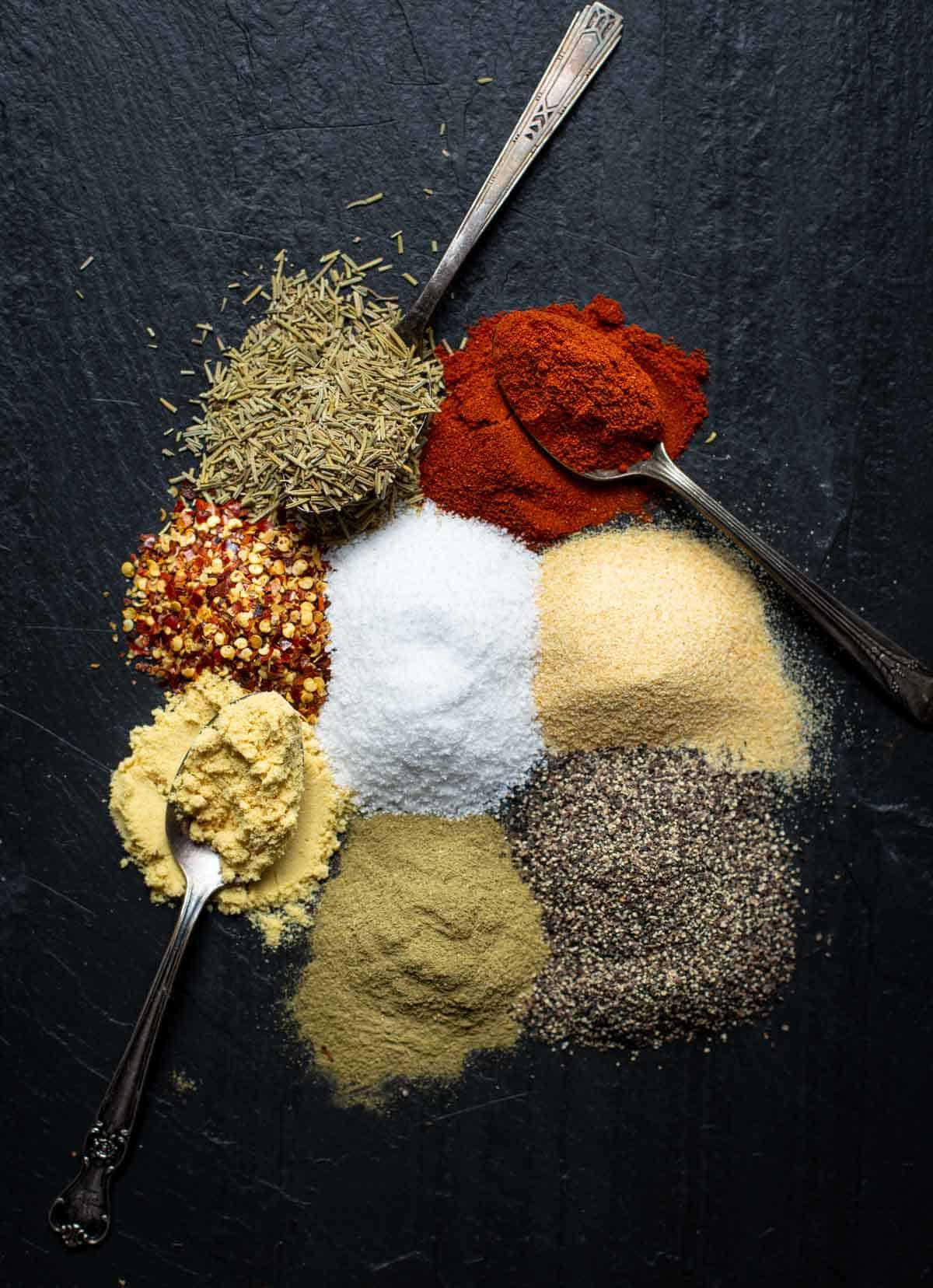 Il Condimento Supremo per Manzo – Su una Bistecca Tomahawk 3 Ingredienti per il Condimento per Manzo su un piatto di ardesia.