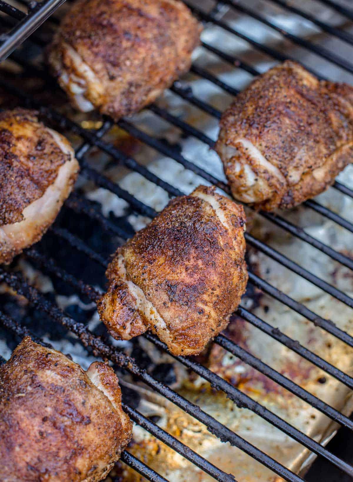 Ricetta Cosce di Pollo Grigliate a Pellet 3 Cosce di pollo condite in attesa di essere grigliate