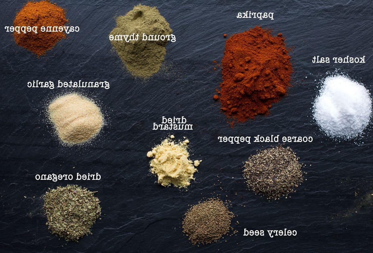 Ricetta di Condimento Cajun Saporito 3 Ingredienti per il condimento Cajun su un piatto di ardesia nera