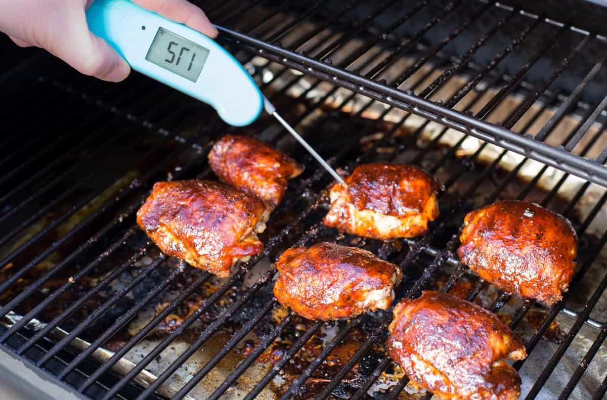 Temperatura del Pollo – La Guida Definitiva per sapere quando è pronto 3 Misurazione della temperatura delle cosce di pollo con un Thermapen.