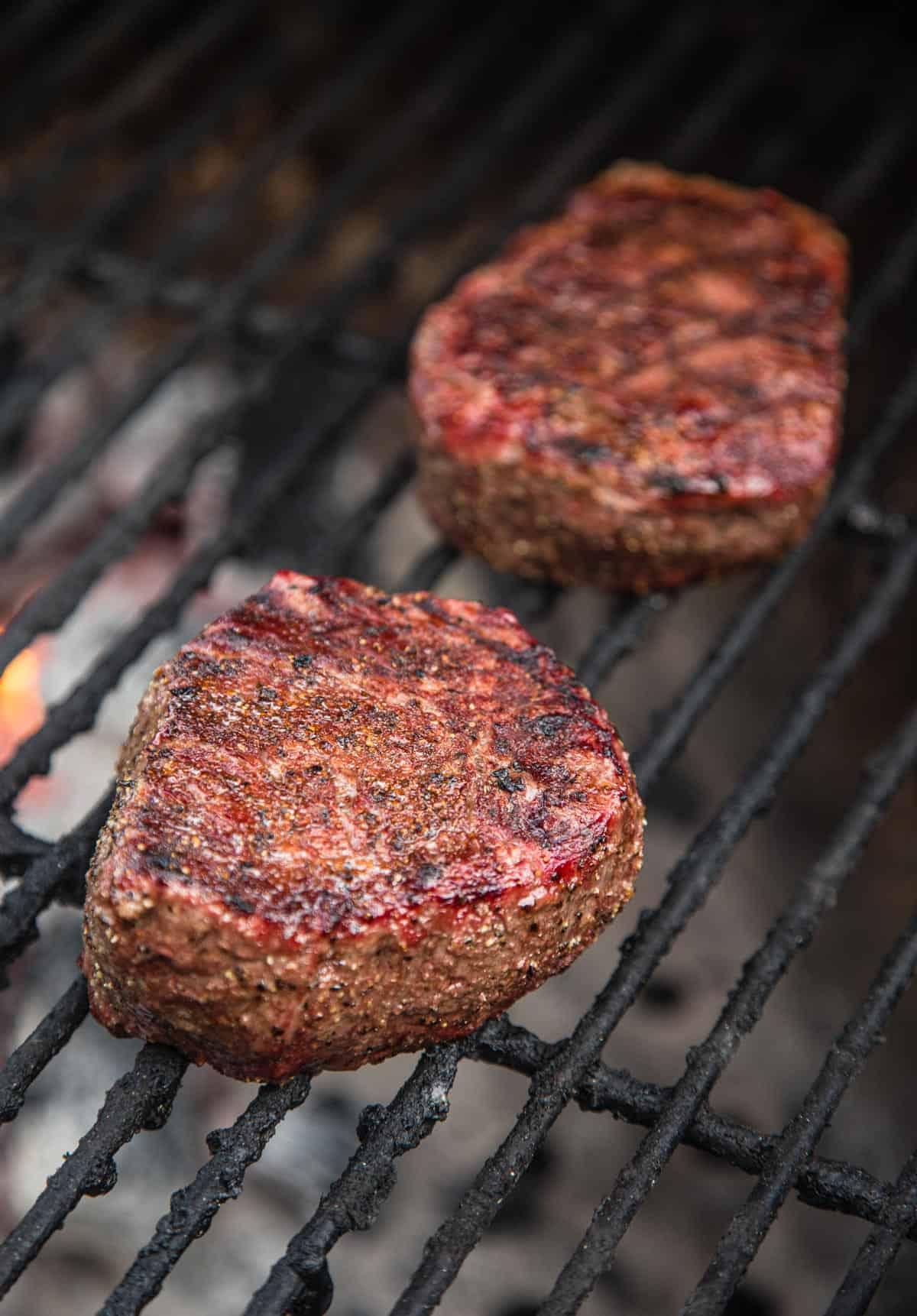 Filetto Mignon Perfettamente Grigliato con Pancetta e Gorgonzola 3 Cottura del Filetto Mignon sulla griglia