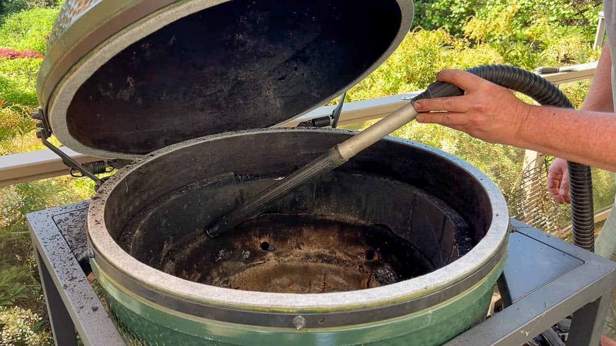 Come Pulire a Fondo e Mantenere il Tuo Big Green Egg o la Tua Griglia Stile Kamado 3 Pulizia della cenere dal Big Green Egg con un aspiracenere.