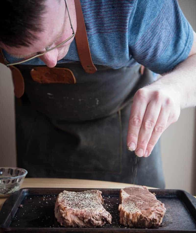 Controfiletto di Manzo alla Griglia con Rub al Caffè 2 Bistecca con Rub al Caffè applicato sulla superficie delle bistecche NY Strip.
